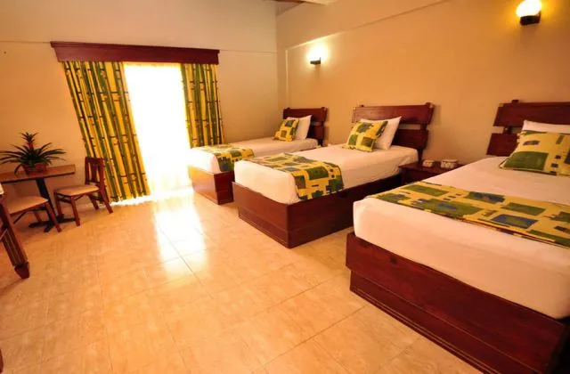 Hotel Casino Flamboyan Punta Cana habitacion 3 camas