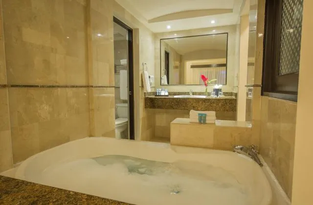 Hotel todo incluido Royalton Punta Cana bano con jacuzzi