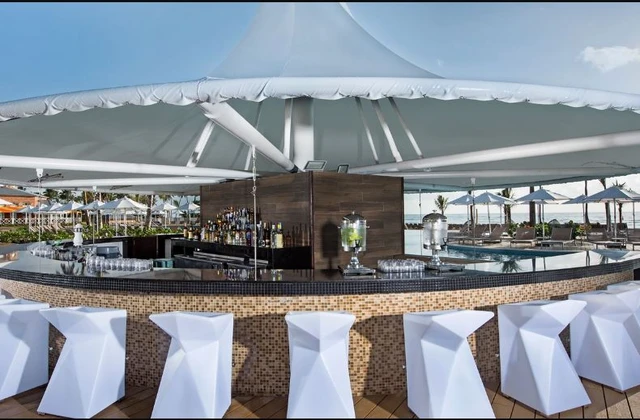 Sensatori Resort Punta Cana Bar Piscina