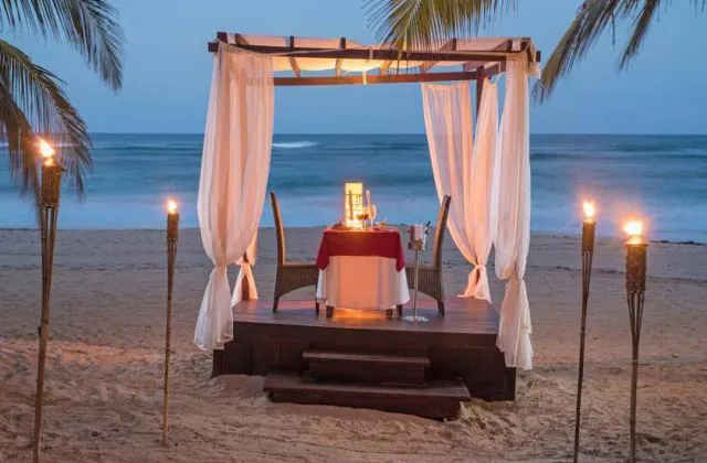 Hotel Boutique Sivory Punta Cana cena romantica en la playa